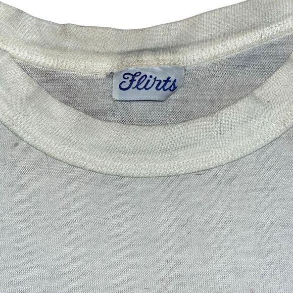 Vintage 1978 Flirts Garfield t-shirt featuring the cartoon character holding a f - Picture 3 of 5